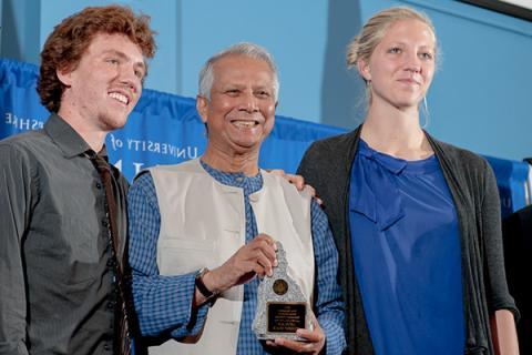 Muhammed Yunus posing with students