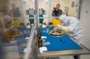 穿着“兔子装”的科学家在洁净室里为NASA的一个项目工作
